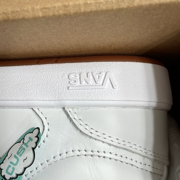 Vans woman’s Lowland true white rainbow iridescent logo comfy Cush - Picture 9 of 11